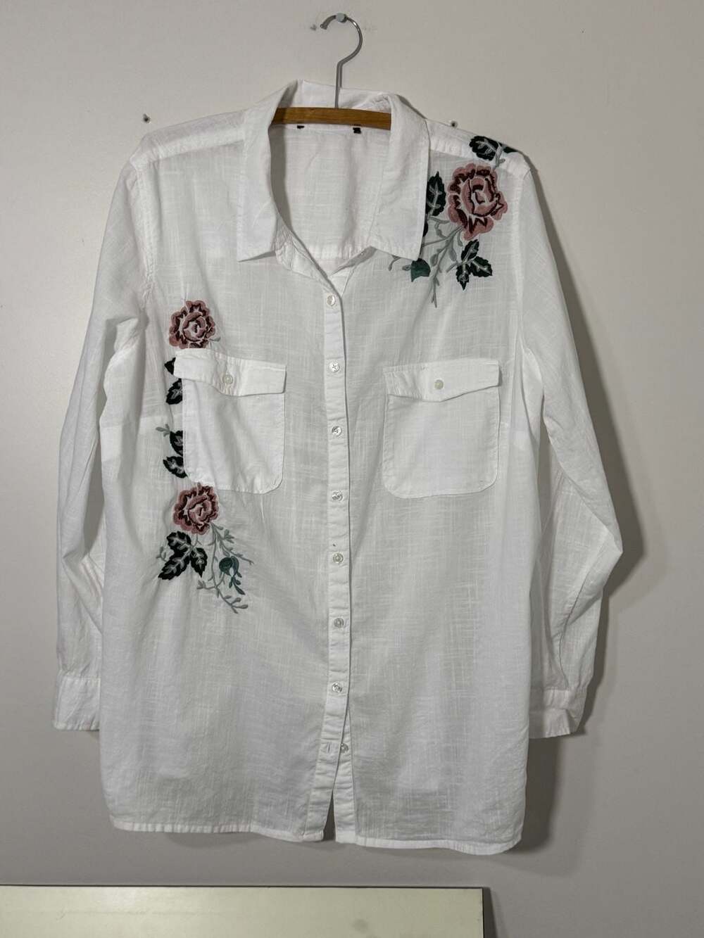 Gloria Vanderbilt Embroidered Button-Down Shirt with Floral Design no tag